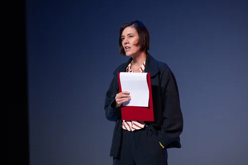 Verliebt Euch! im Schauspielhaus Wien, 25.10.2025 mit: Pia Hierzegger; Foto (c) Lukas Dostal