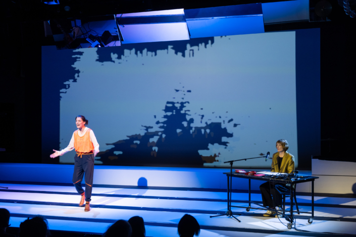 Verliebt Euch! im Schauspielhaus Wien, 25.10.2025 mit: Lisa Kärcher, Petra M. Kraxner; Foto (c) Lukas Dostal