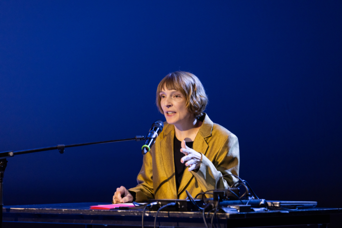 Verliebt Euch! im Schauspielhaus Wien, 25.10.2025 mit: Lisa Kärcher, Petra M. Kraxner; Foto (c) Lukas Dostal