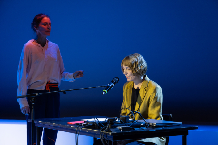 Verliebt Euch! im Schauspielhaus Wien, 25.10.2025 mit: Lisa Kärcher, Petra M. Kraxner; Foto (c) Lukas Dostal
