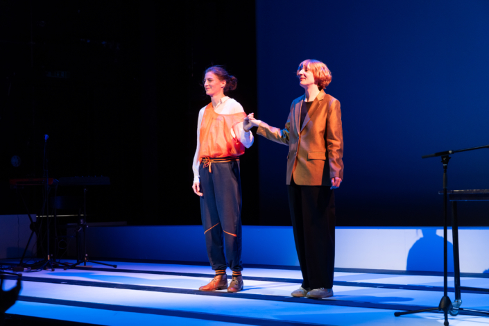 Verliebt Euch! im Schauspielhaus Wien, 25.10.2025 mit: Lisa Kärcher, Petra M. Kraxner; Foto (c) Lukas Dostal